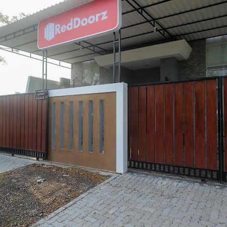 Отель Reddoorz Near Kawasan Bandara Ahmad Yani Semarang 2 Экстерьер фото