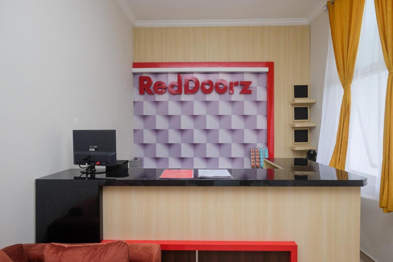 Отель Reddoorz Near Kawasan Bandara Ahmad Yani Semarang 2 Экстерьер фото