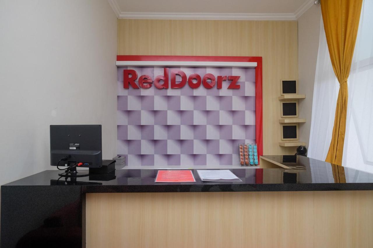 Отель Reddoorz Near Kawasan Bandara Ahmad Yani Semarang 2 Экстерьер фото