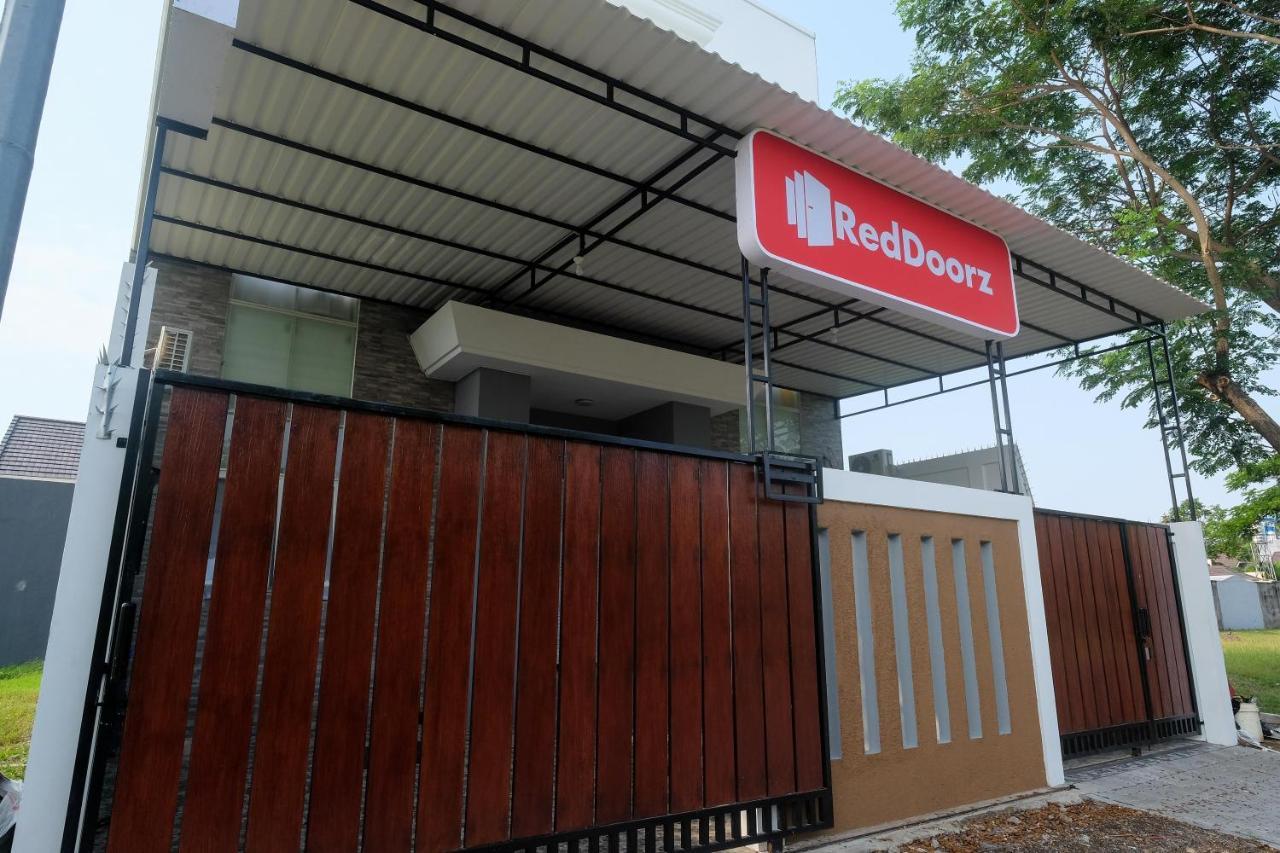 Отель Reddoorz Near Kawasan Bandara Ahmad Yani Semarang 2 Экстерьер фото