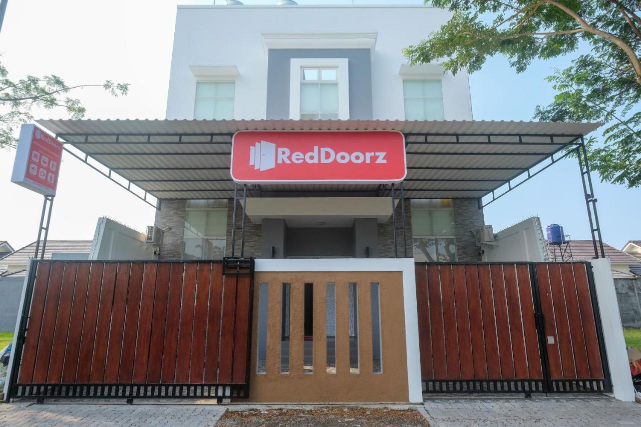 Отель Reddoorz Near Kawasan Bandara Ahmad Yani Semarang 2 Экстерьер фото