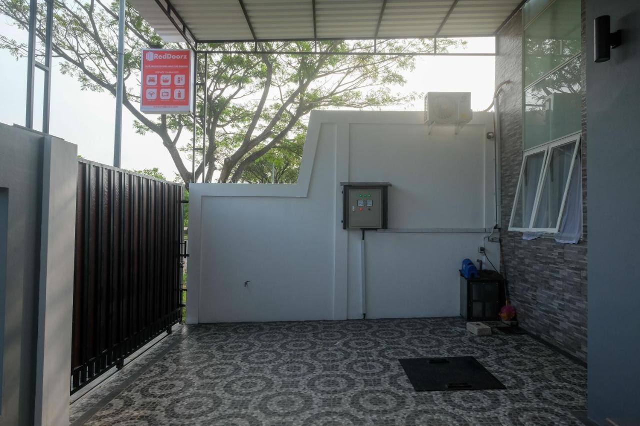 Отель Reddoorz Near Kawasan Bandara Ahmad Yani Semarang 2 Экстерьер фото