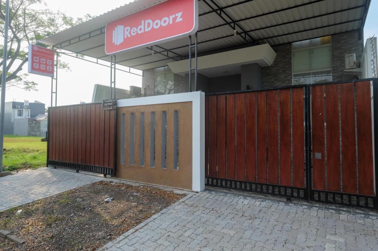 Отель Reddoorz Near Kawasan Bandara Ahmad Yani Semarang 2 Экстерьер фото